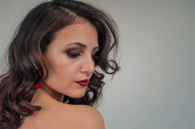 Siyah kıvırcık saçlı güzel bir çok etnik gruptan oluşan kadın portresi