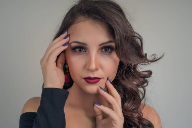 Siyah kıvırcık saçlı güzel bir çok etnik gruptan oluşan kadın portresi