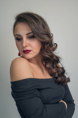 Büyüleyici bir esmer siyah elbiseli güzel kıvırcık saçlı portresi