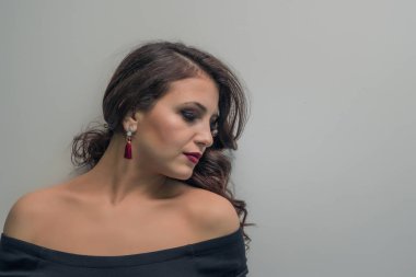 Seksi güzel esmer kız hafif bir arka plan üzerinde bir silüeti portresi