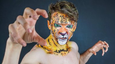 bir kaplan yüz sanat karanlık bir arka plan üzerinde olan adam