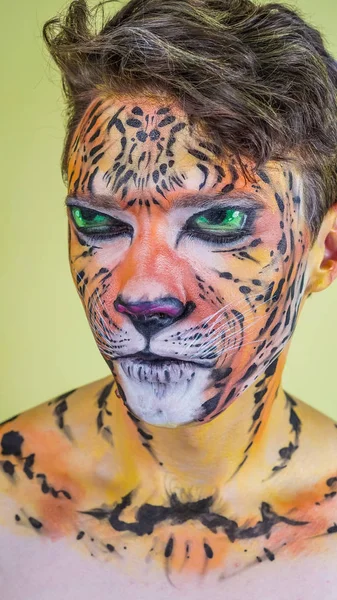 Killen med målade ansiktet av en tiger på en ljus bakgrund — Stockfoto