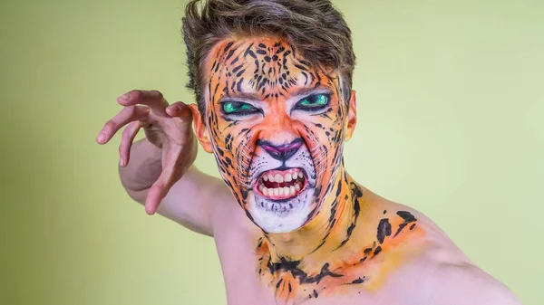 Killen med målade ansiktet av en tiger på en ljus bakgrund — Stockfoto