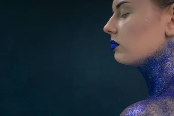Retrato de un perfil femenino con labios brillantes cubiertos de destellos — Foto de Stock