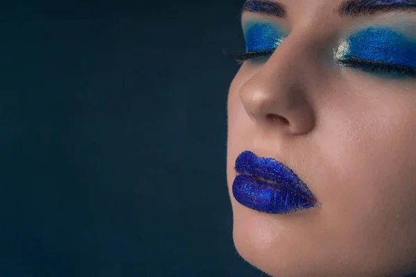 Portret pięknej dziewczyny z niebieskim makijażu i błyszczy na ustach — Zdjęcie stockowe