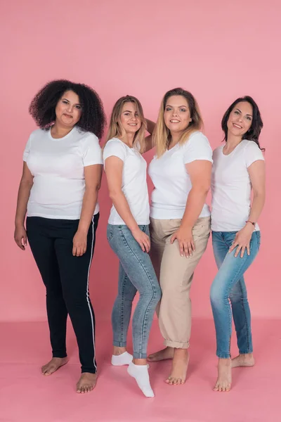 Dwie modelki plus size i dwie chude dziewczyny w białych koszulkach. Projekt na białe koszulki damskie — Zdjęcie stockowe