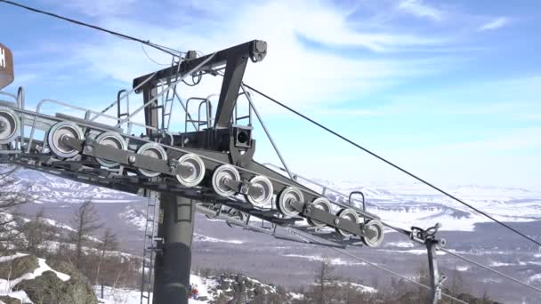 Estación de telesilla en la cima de la montaña. Día soleado . — Vídeo de stock