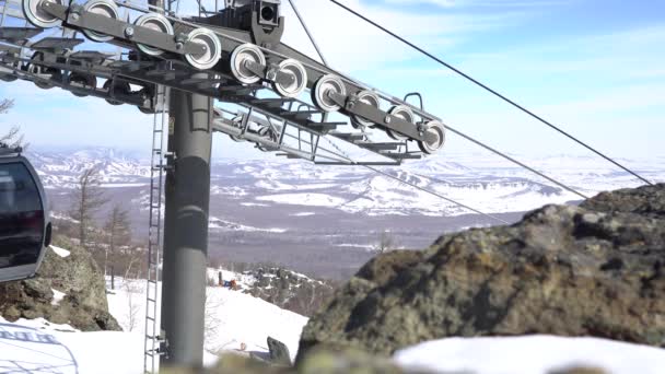 Moving ski chair lift station on mountain top. Sunny winter day. — ストック動画