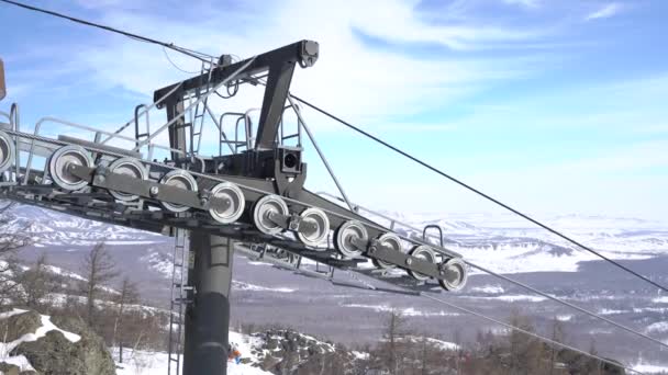 Μηχανήματα ανυψωτικού σταθμού στην κορυφή ενός βουνού σε χιονοδρομικό κέντρο. — Αρχείο Βίντεο