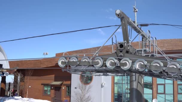 Mechanismy výtahové stanice na vrcholu hory v lyžařském středisku. — Stock video