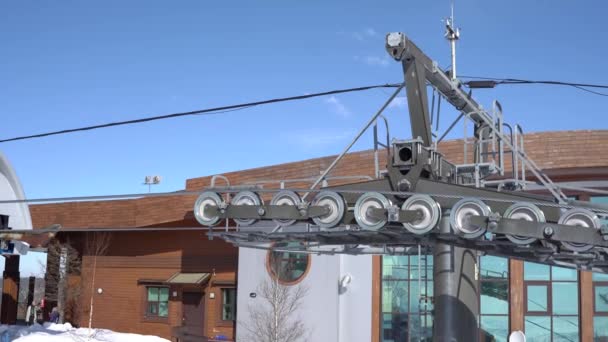 Mechanismen einer Liftstation auf einem Berg in einem Skigebiet. — Stockvideo