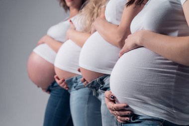 Hamile kadınlar yakınlaşır. Kadın karnı..