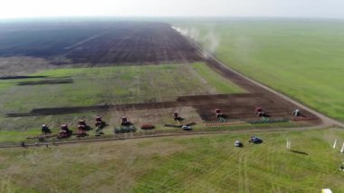 Tarım makinelerinin sergilenmesi. Agrotechics sahada çalışıyor.