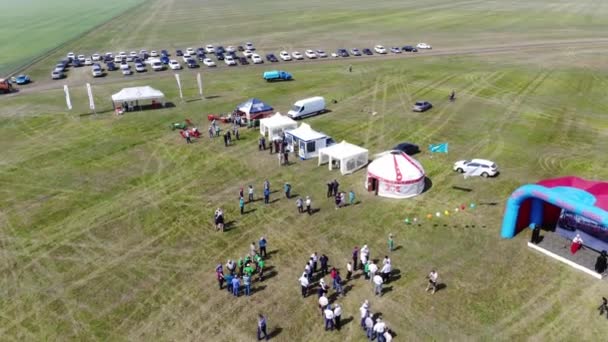 Menschen auf dem Feld bei der Präsentation von Landmaschinen. Luftaufnahme. — Stockvideo