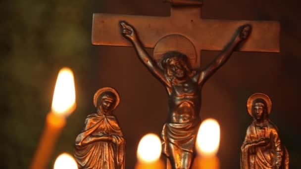 Viele brennende Wachskerzen in der orthodoxen Kirche — Stockvideo