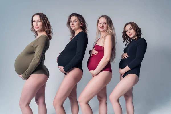 Retrato de cerca de chicas embarazadas jóvenes en trajes de baño . —  Fotos de Stock