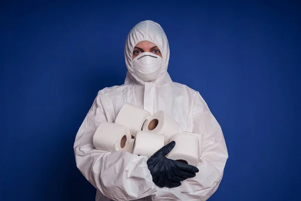 Meisje in beschermende witte overalls houdt het wc-papier. — Stockfoto