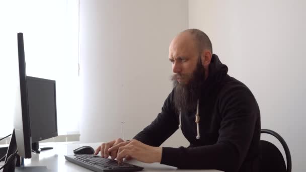 Uomo barbuto calvo digitando sul testo della tastiera . — Video Stock