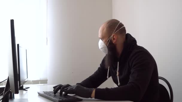 Ο άνθρωπος στο γραφείο παίζει παιχνίδια στον υπολογιστή στο χώρο εργασίας. — Αρχείο Βίντεο