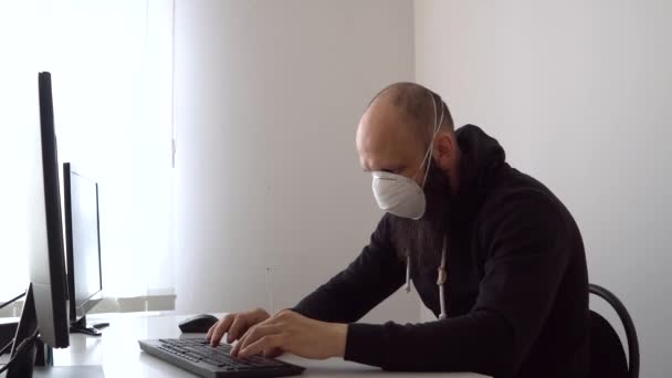 De man die zich tegen het virus verdedigde, zette het masker op.. — Stockvideo
