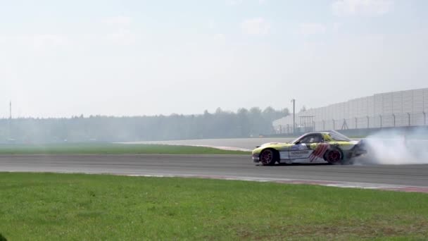 Burnout de coches de carreras en pista de carreras. Humo grueso de neumáticos quemados. MOSCÚ, RUSIA - 2018 — Vídeos de Stock