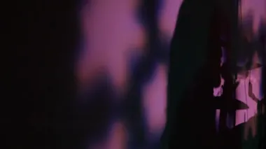 Sahnede, prova sırasında mikrofona şarkı söyleyen kızlar..