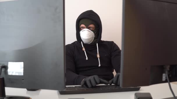 L'uomo in maschera del ladro e del cappuccio è protetto dal coronavirus — Video Stock