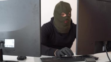 Hacker bilgisayardaki şifreleri kırar.