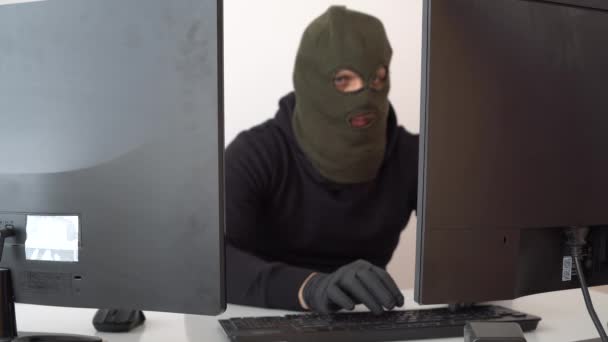 Hacker rompe contraseñas en una computadora . — Vídeo de stock