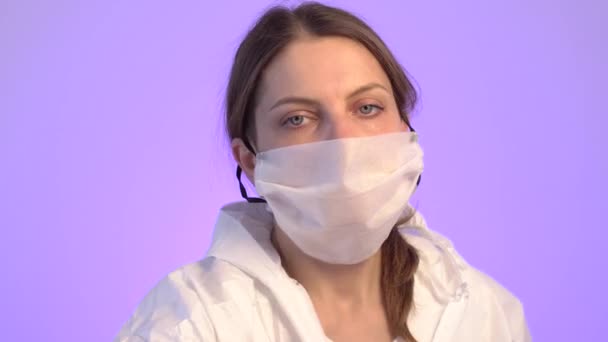 Кавказская молодая женщина носит маски и защищена от пандемии . — стоковое видео