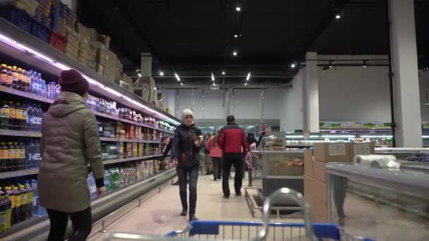 Mensen doen boodschappen in de supermarkt tijdens de quarantaine. — Stockvideo