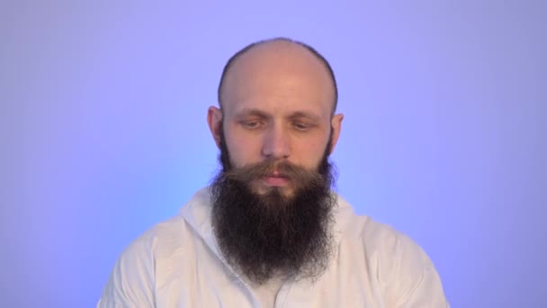 Bearded man in a white jumpsuit wearing gloves, mask and glasses. — Stock Video