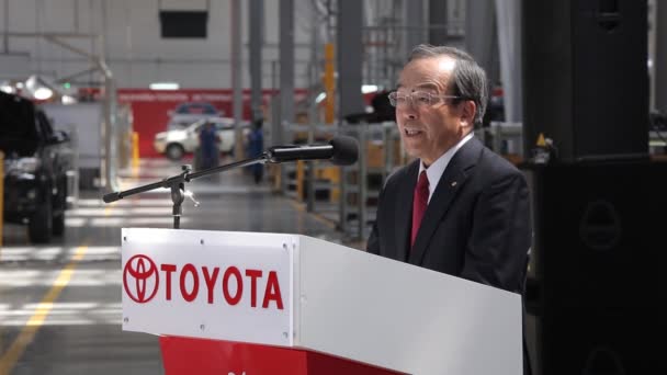 Kazajistán, 2014. Gerente masculino asiático hablando en la presentación en la fábrica Toyota . — Vídeos de Stock