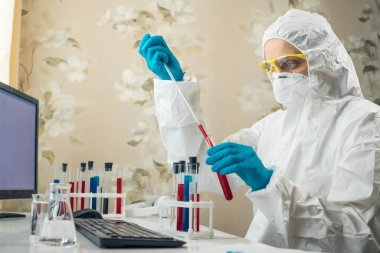 Yeni Corona virüsünün laboratuvar analizi, klinik laboratuarındaki kimyasal enfeksiyon araştırması. Evde çalış..