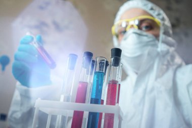 Evde çalış. Covid-19 konsepti. Ev laboratuarında Coronavirus 'a karşı bir aşı üretmek için araştırma çalışması.