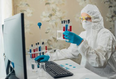 Coronavirus Covid-19 aşı araştırması. Virüs salgını sırasında evde çalışmak.