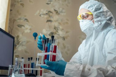 Coronavirus Covid-19 aşı araştırması. Ev laboratuarında Coronavirus 'a karşı bir aşı üretmek için araştırma çalışması. Covid-19 'a karşı ilaç üretimi bir ev tıbbi laboratuvarında yapılıyor.