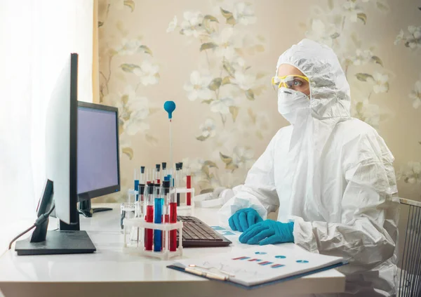 Koncepcja Covid-19. Kobieta chemik w laboratorium domowym. Praca w domu podczas pandemii wirusowej. Obrazy Stockowe bez tantiem