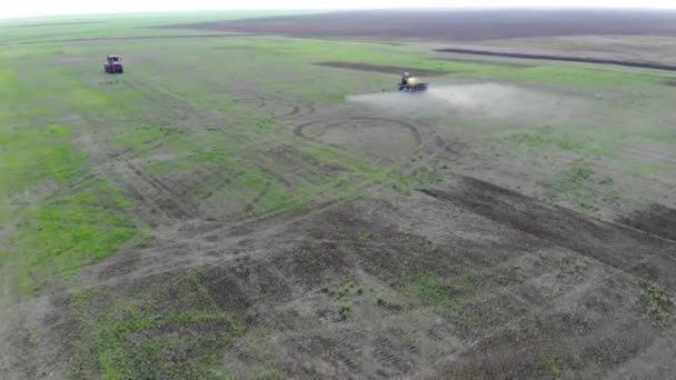 Landmaschinen demonstrieren ihre Arbeit auf dem Feld. — Stockvideo