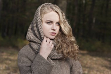 güzel genç sarışın