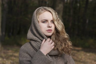 güzel genç sarışın