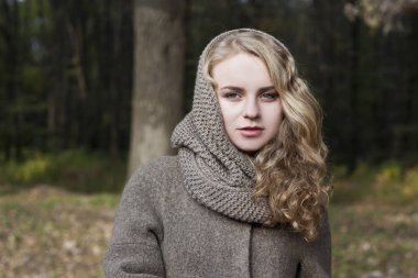 bir elbise genç güzel sarışın kadın