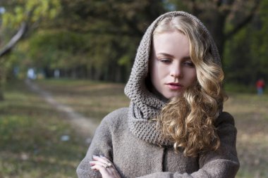 bir elbise genç güzel sarışın kadın