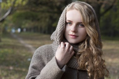 bir elbise genç güzel sarışın kadın