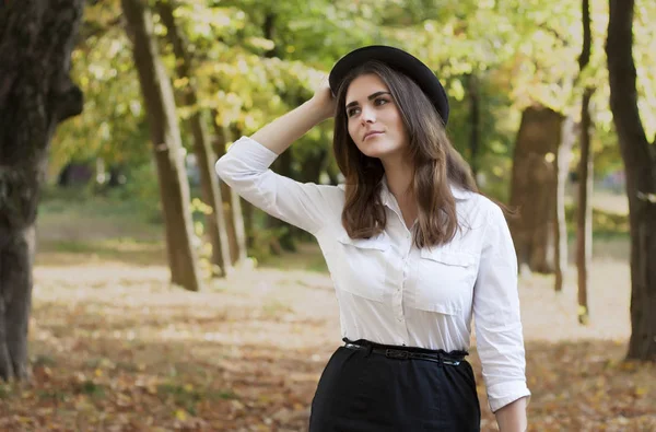 retro tarzı şapkalı esmer kız