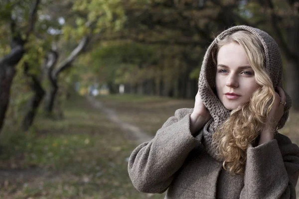 bir elbise genç güzel sarışın kadın