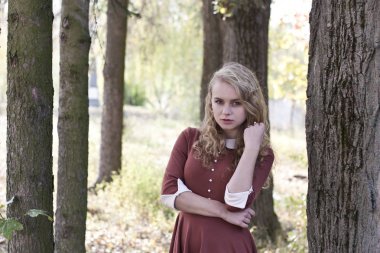 bir elbise genç güzel sarışın kadın