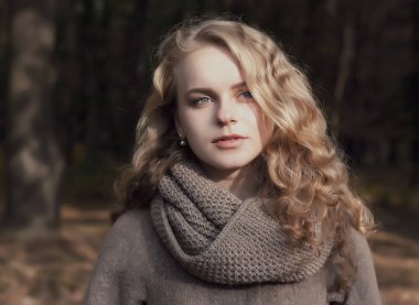 bir elbise genç güzel sarışın kadın