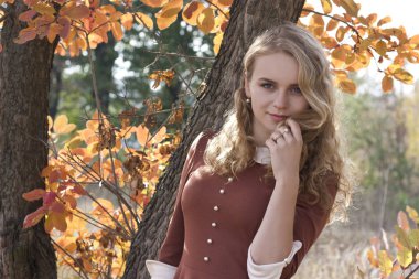 bir elbise genç güzel sarışın kadın