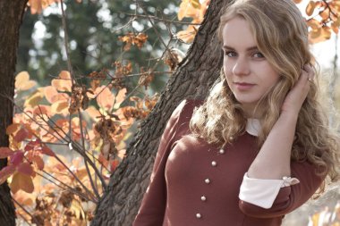 bir elbise genç güzel sarışın kadın